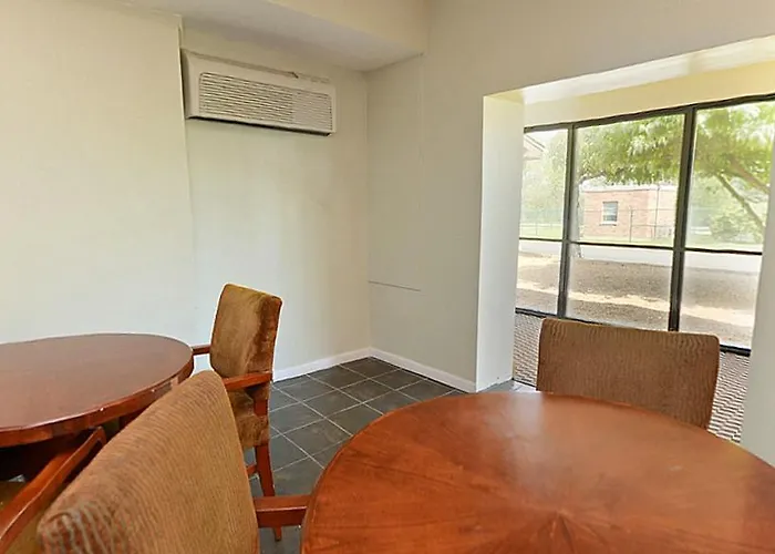 Lexington & Suites-elgin